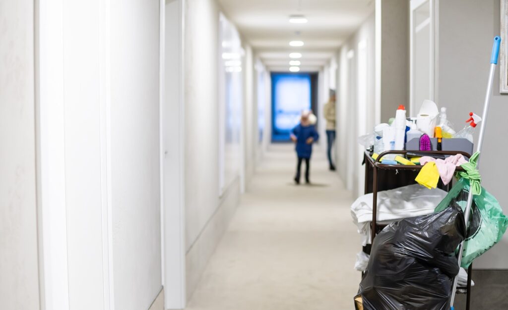 Chariot de nettoyage dans un couloir d'immeuble